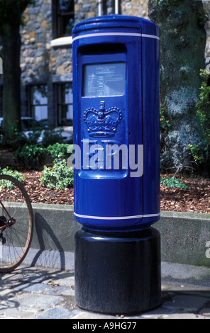 Ein blauer Briefkasten in Guernsey Kanalinseln Stockfoto