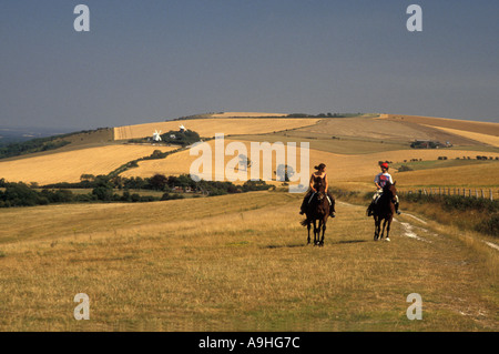 Reiten auf South Downs Sussex UK Jack und Jill Windmühlen in der Ferne Stockfoto