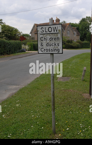 eine langsame Kinder und Enten Kreuzung zu unterzeichnen, in dem kleinen Dorf von Süden Leigh in West Oxfordshire UK Stockfoto