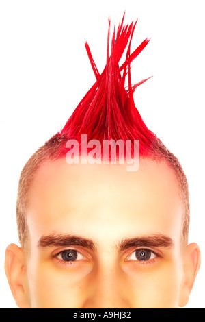 "Nahaufnahme eines jungen Kaukasiers mit rotem mohikanischem Haar, der in die Kamera schaut, die unter den Augen geschnitten wurde Stockfoto