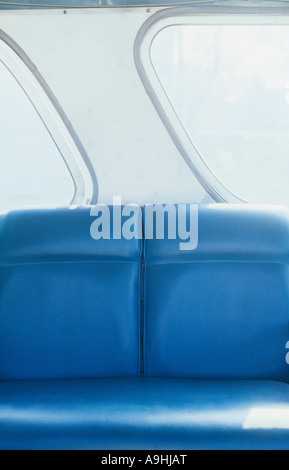 Detail der blaues Vinyl Sitzbank und Fenster in einem Vintage ÖPNV-Stadtbus. Stockfoto