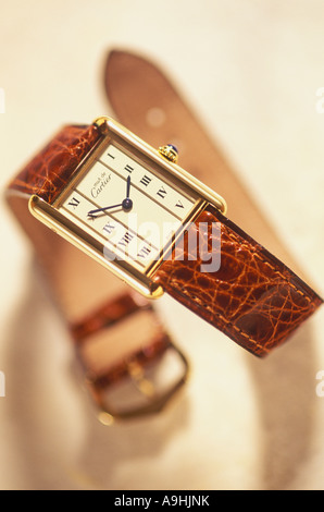 Gut aussehend Swiss Made, muss de Cartier Herren Armbanduhr in Gold mit Lederband. Stockfoto