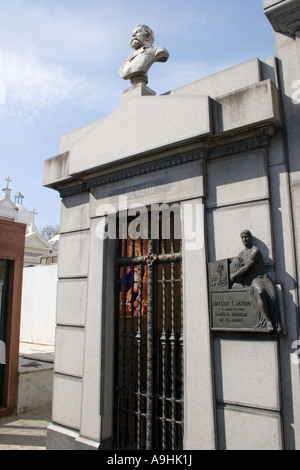 Verzierten Grab in Recoleta Cemetary mit Blick auf das innere Stockfoto