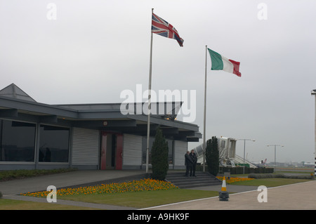 Die Royal Suite mit zwei bewaffnete Polizisten am Flughafen London Heathrow Airside Eingang Stockfoto