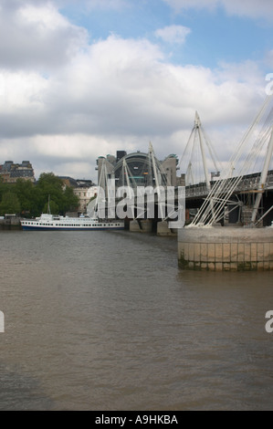 Charing Cross Station Hungerford Eisenbahnbrücke über den Fluss Themse Stadt von Westminster London Stockfoto