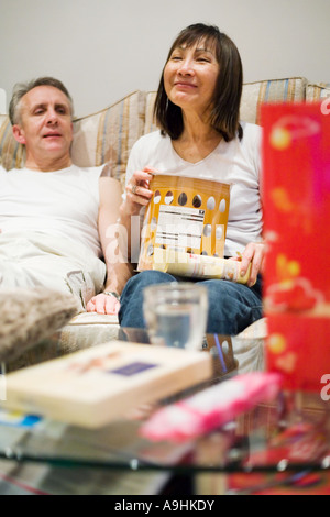 Lächelnde Frau erhält ein Geschenk Stockfoto
