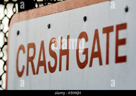 Ein Schild an einem Absturz Tor auf einem Flughafen Stockfoto