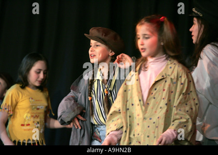 Kinder Mädchen spielen auf einer Bühne Leistung Leistung kommunizierenden Team arbeiten Probe Gefühle Theater kreative künstlerische Stockfoto
