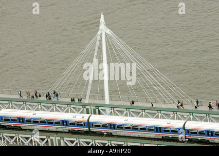 Charing Cross Hungerford Bridge Übersicht von London Eye Luftaufnahme Staatsbahn Bahnhof öffentlichen Verkehrsmitteln reisen Reisen E Stockfoto