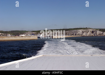 Stern von Speedferries Katamaran verlassen Gefolge am Ausgang Dover östlichen Docks am frühen Morgen von an Bord genommen. Stockfoto