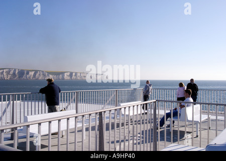 White Cliffs of Dover vom Heck des Speedferries Katamaran mit wenigen Passagieren am frühen Morgen Stockfoto