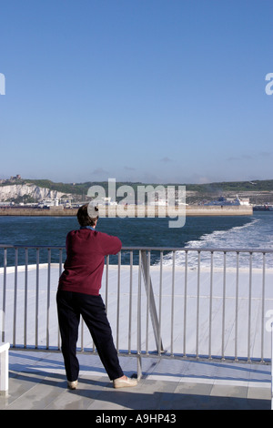 White Cliffs of Dover vom Heck des Speedferries Katamaran mit Beifahrerin achtern am frühen Morgen beobachten Stockfoto