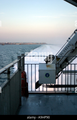 Rückansicht vom Deck des Katamarans Speedferries wie Boulogne Pas de Calais und der französischen Küste hinter lässt Stockfoto