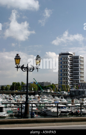 Blick vom Boulevarde Francois Mitterrand in Richtung Marina Apartment block im Hintergrund Boulogne Sur Mer-Pas-De-Calais Stockfoto