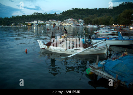 Ein Fischer seine Netze auf seinem traditionellen griechischen Fischerboot in den alten Hafen von Limenas in der Abenddämmerung, Thassos Griechenland 2006 aussortieren Stockfoto