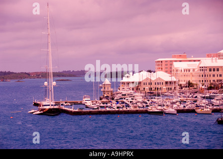 Bermuda Hamilton rosa Gebäude Bermuda Architektur Hafen Hafen Marina Boote lila Himmelshintergrund Stockfoto