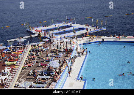 Pool und Meer, Lido in Funchal, Madeira, Portugal Stockfoto