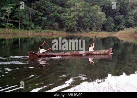 Mexiko, Chiapas, Naha, Selva Lacandona. Lacandon Frauen Paddel Kajak über Naha Lagune Stockfoto