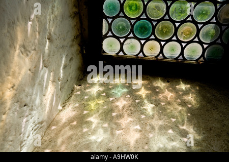 Licht fällt durch ein altes Fenster aus Flaschenböden, Grabenlöffel, Burg Linn, Krefeld, unteren Rheinland, NRW, Deutschland Stockfoto