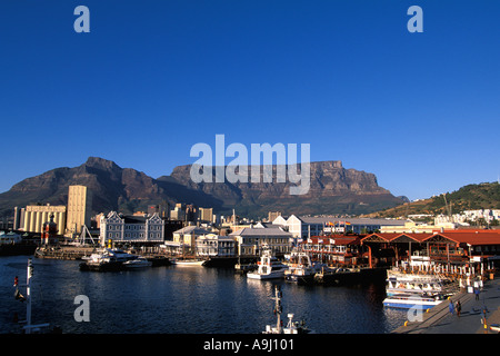 Victoria und Alfred Waterfront, South Africa, V & A Waterfront von Kapstadt Einkaufspassage Tafelberg im Hintergrund Stockfoto