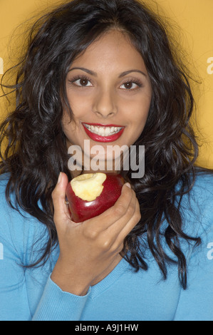 Porträt des Nahen Ostens Frau Essen Apfel Stockfoto