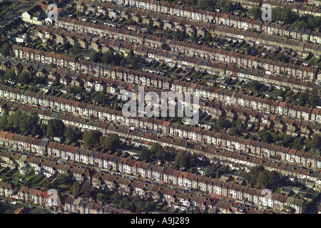 Luftaufnahme von terrassenförmig angelegten Wohnungen mit Gärten in Ilford, Essex Stockfoto