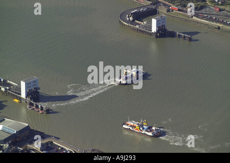 Luftaufnahme der Woolwich Fähre, die eine kostenlose Autofähre über den Fluss Themse in East London Stockfoto