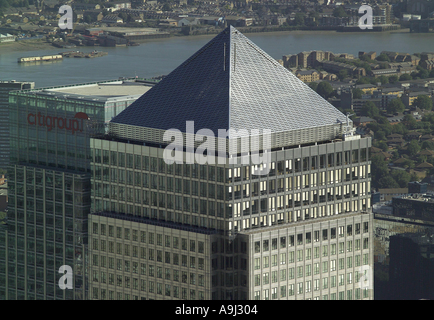 Luftaufnahme von Dächern in Canary Wharf auf der Isle of Dogs in London mit der Themse im Hintergrund Stockfoto