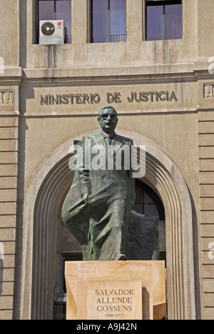 Santiago Chile Moneda Palace Plaza De La Constitución Stadt Wahrzeichen Skyline von Salvador Allende Statue ehemaligen chilenischen Präsidenten Stockfoto