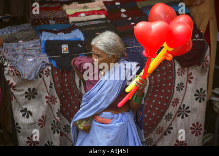 Alte Dame verkaufen Ballon, Pune, Maharashtra, Indien Stockfoto