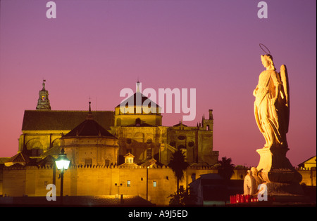 Spanien Andalusien Córdoba Puente Romano in der Dämmerung im Hintergrund Mesquita Stockfoto