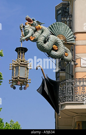 Casa Bruno Cuadros, Ramblas Art Deco Drache mit laterne Sonnenschirm Shop hängt an einem Haus Fassade , Barcelona , spanien Stockfoto