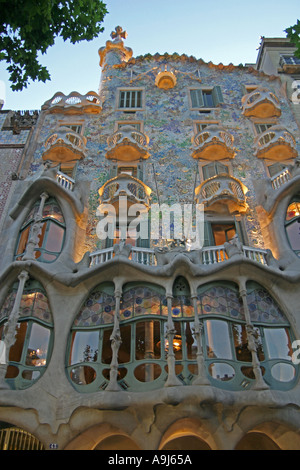 Passeig de Gracia in Barcelona Casa Batllo von Anton Gaudi Fassade in der Nacht Stockfoto