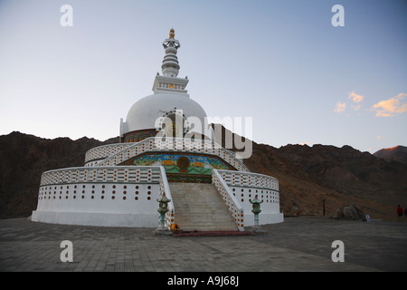 Shanti Stupa ist eine buddhistische weißen Kuppel Stupa (Chorten) auf einem Hügel in Chandspa, Distrikt Leh, Ladakh, in Jammu und Kaschmir Stockfoto