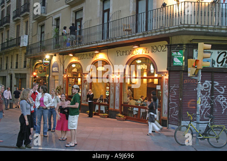 Abenddämmerung Touristen Spanien Barcelona Las Ramblas Tapas Bar Stockfoto