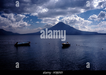 Vulkanen Toliman (3158m oder 10361 Fuß) und Atitlan (3535m oder 11598 Fuß) am Lago de Atitlán in Guatemala. Stockfoto