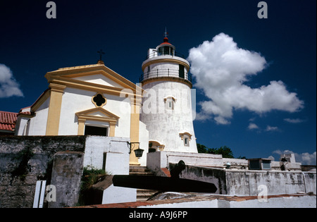 Der 15m hohe Leuchtturm von Guia Festung (Fortaleza de Guia) und in Macau Guia Kapelle. Stockfoto