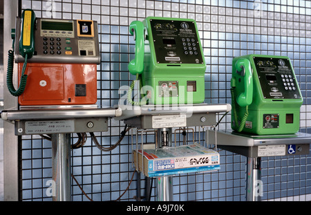 Öffentliche Telefone auf einer Plattform an der Tokio Station. Für Rollstuhlbenutzer wird auf der rechten Seite abgesenkt. Stockfoto