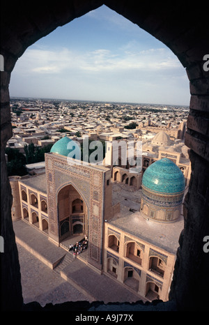 Blick auf Mir-i-Arab Weg von Kalyan-Minarett (45,6 m oder 149,61 ft hoch) in der usbekischen Stadt Buchara. Stockfoto