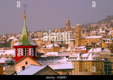 Schweiz-Zürich-Blick vom Lindenhof zum Altstadt im winter Stockfoto