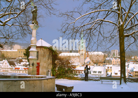 Schweiz-Zürich-Blick vom Lindenhof zum Altstadt im winter Stockfoto