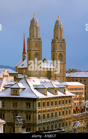 Schweiz-Zürich-Blick vom Lindenhof im Winter Schnee Backgound Grossmünster Stockfoto