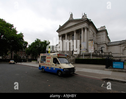 Ein Eiswagen außerhalb der Galerie Tate Britain in London UK Stockfoto