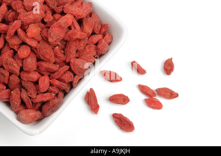 Getrocknete Goji-Beeren in Schale Stockfoto