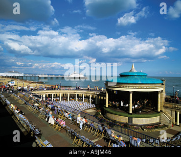 Nachmittagskonzert der Band an der Küste von South Coast Resort Eastbourne Sussex Pier und Bootsausflüge bieten traditionelle Englisch Stockfoto