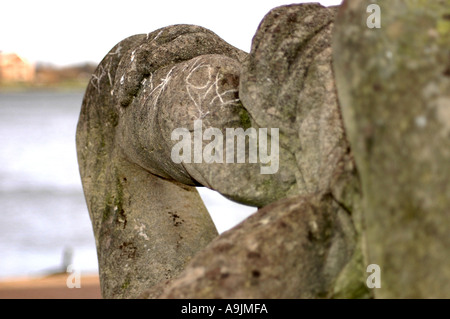 Eine Statue erodiert durch den sauren Regen am Rande des Willen See in der Nähe von Milton Keynes Stockfoto