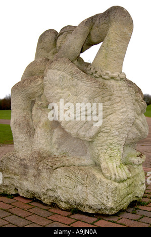 Eine Statue erodiert durch den sauren Regen am Rande des Willen See in der Nähe von Milton Keynes Stockfoto