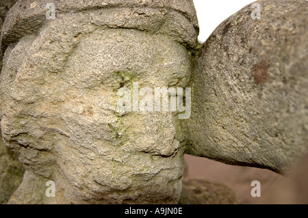 Eine Statue erodiert durch den sauren Regen am Rande des Willen See in der Nähe von Milton Keynes Stockfoto