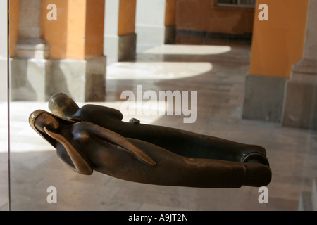 Türgriff liegende weibliche Figur auf Glastür Bonn Friedrich Wilhelm Universität Campus Nord-Rhein Westfalen Deutschland Europa Stockfoto