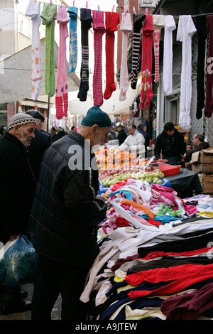 Kunden auf einem Straßenmarkt, Istanbul, Türkei Stockfoto